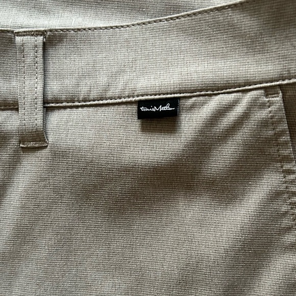 TRAVIS MATHEW mens size 40 beige BECK golf shorts - Picture 3 of 7
